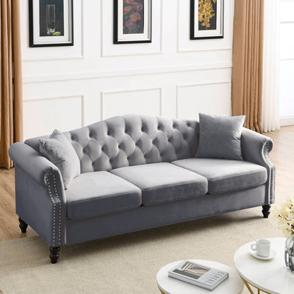 Divano Chesterfield imbottito a 3 posti con braccioli arrotolati e borchie