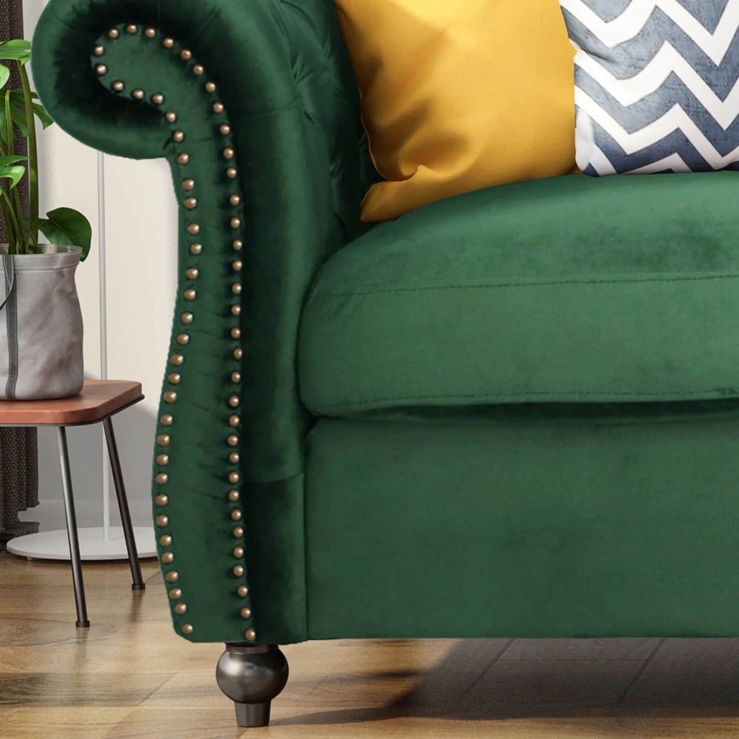 Divano Chesterfield 84.75 imbottito a 3 posti con bottoni, borchie e gambe in legno per soggiorno