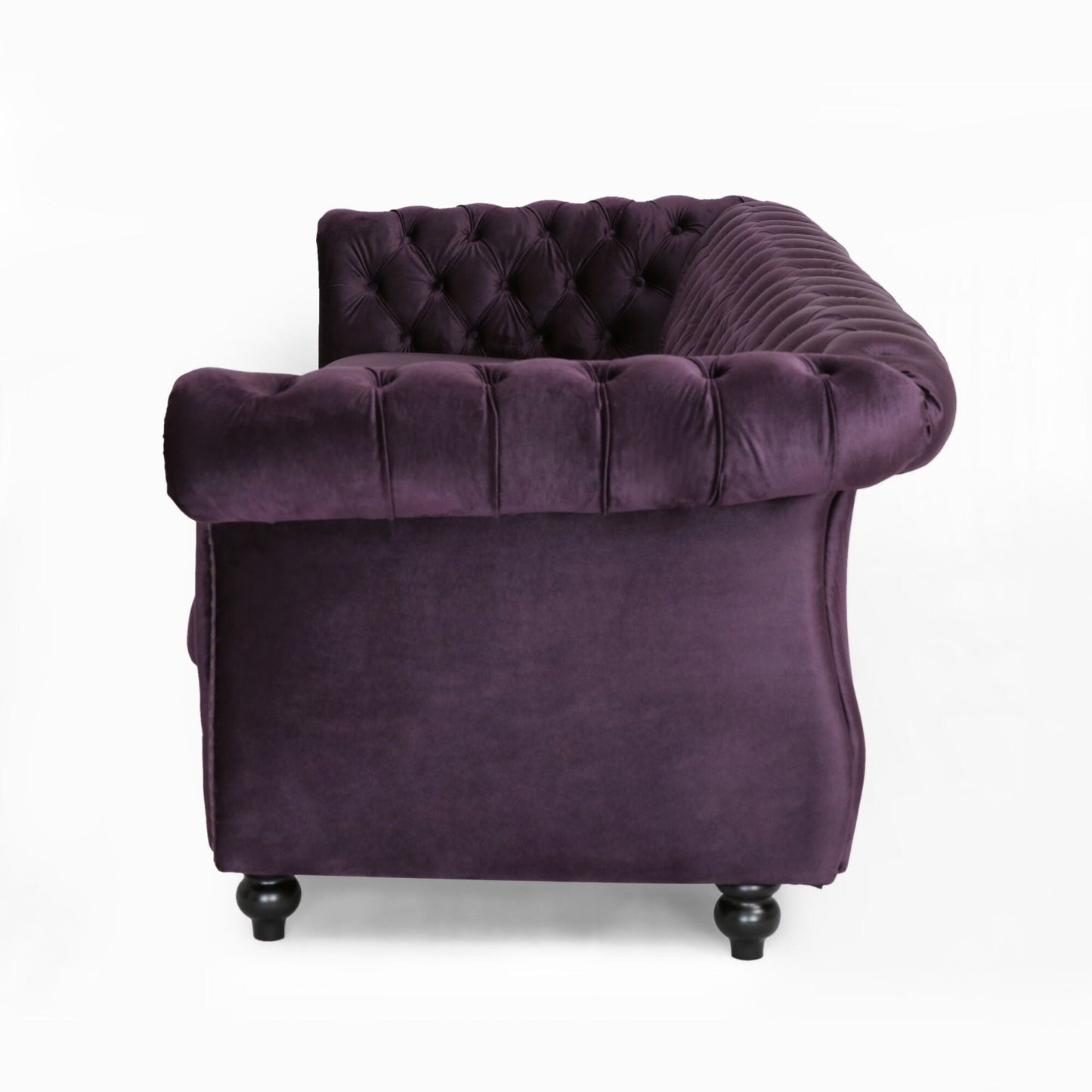 Divano Chesterfield 84.75 imbottito a 3 posti con bottoni, borchie e gambe in legno per soggiorno