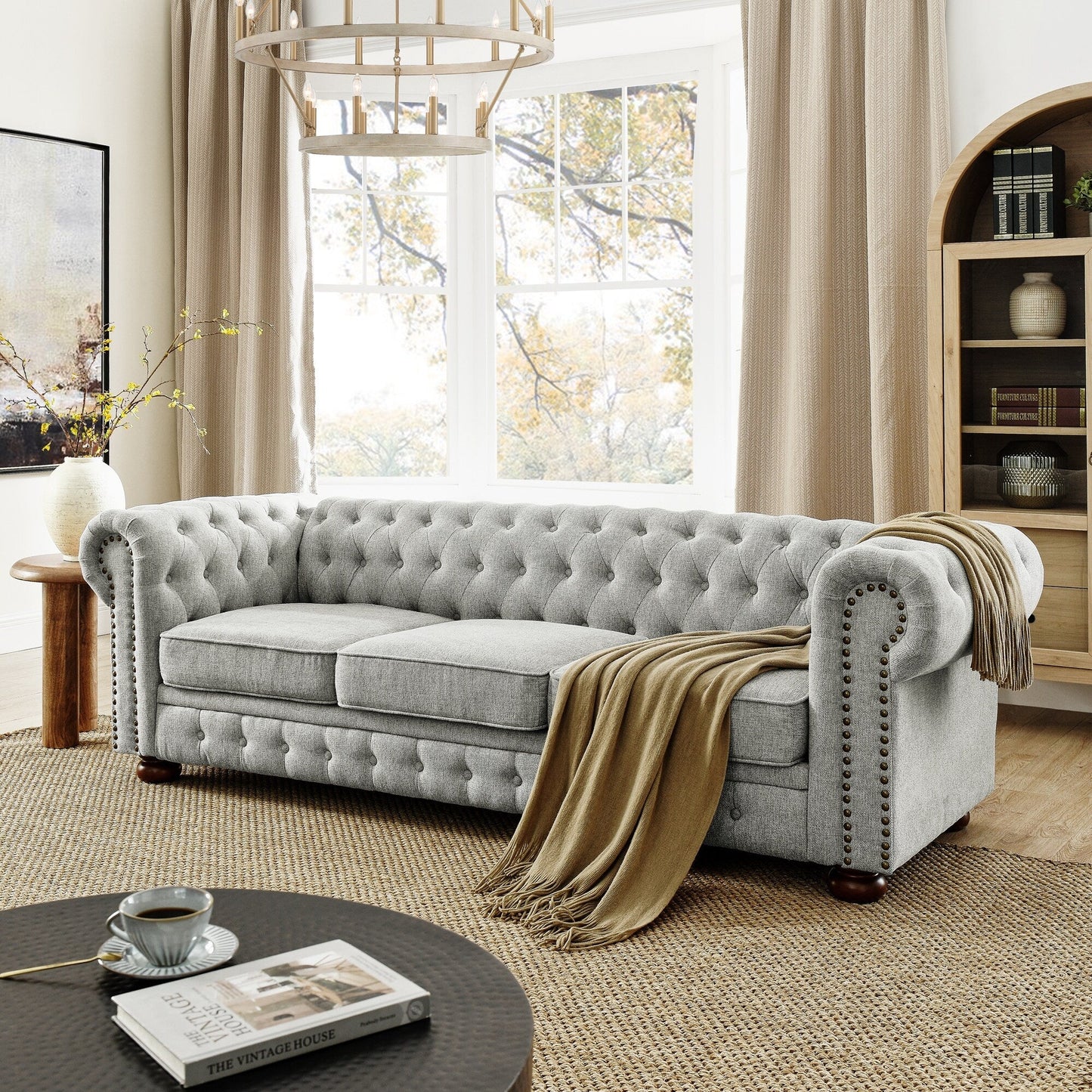 Divano Chesterfield imbottito in PU, 3 posti, con braccioli a volute e decorazione a borchie