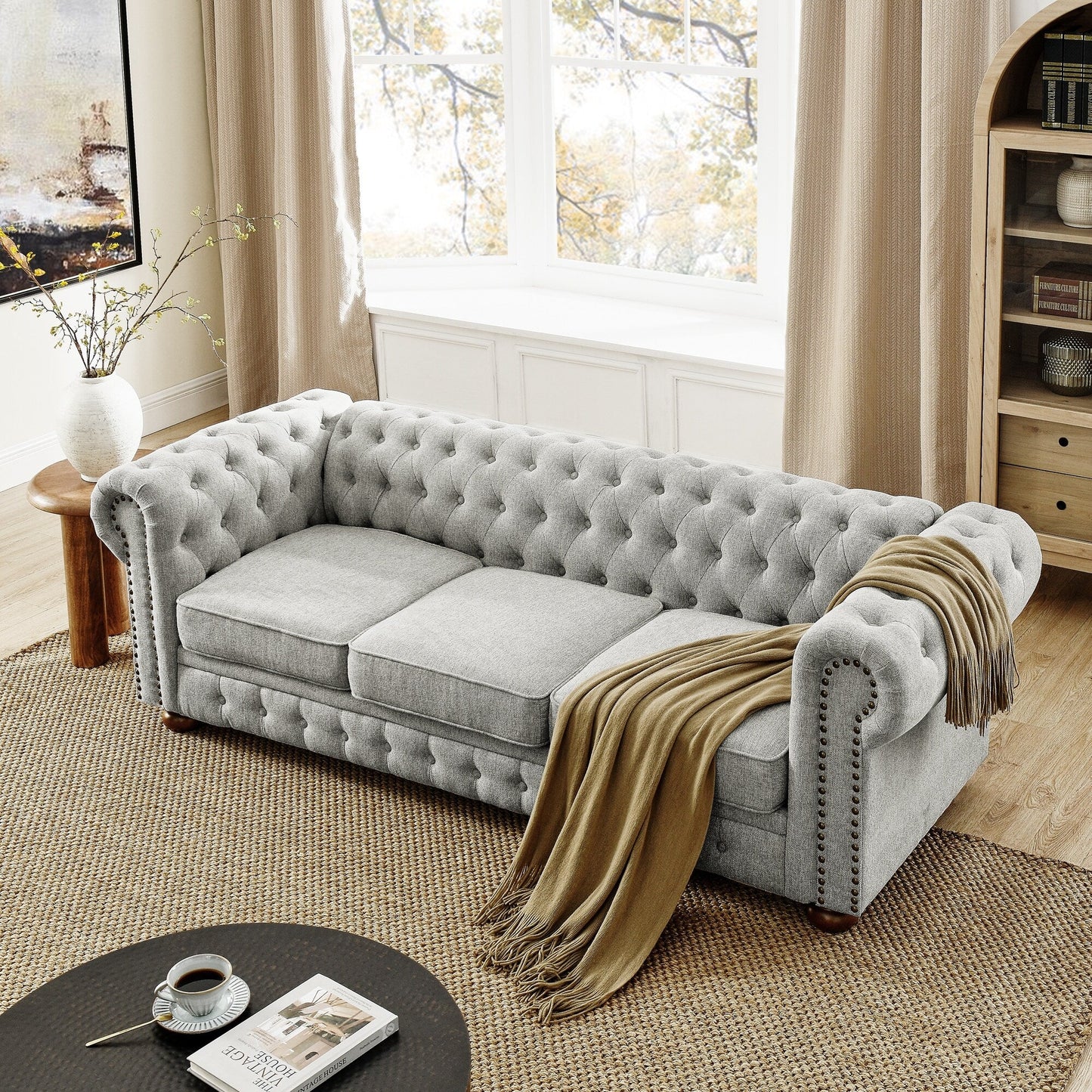 Divano Chesterfield imbottito in PU, 3 posti, con braccioli a volute e decorazione a borchie