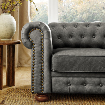 Divano Chesterfield imbottito in PU, 3 posti, con braccioli a volute e decorazione a borchie