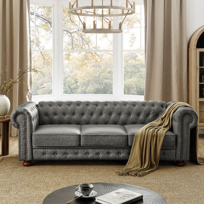 Divano Chesterfield imbottito in PU, 3 posti, con braccioli a volute e decorazione a borchie