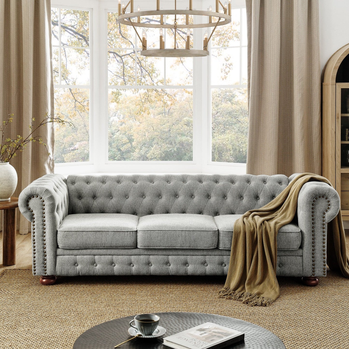 Divano Chesterfield imbottito in PU, 3 posti, con braccioli a volute e decorazione a borchie