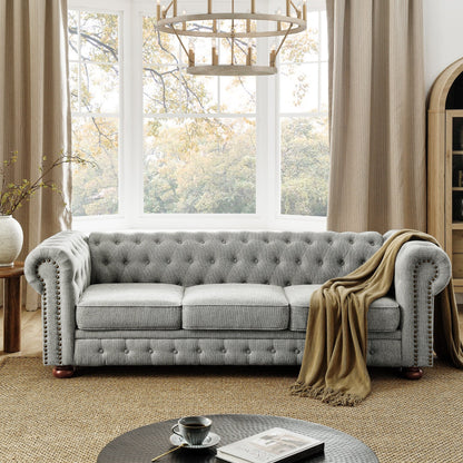 Divano Chesterfield imbottito in PU, 3 posti, con braccioli a volute e decorazione a borchie