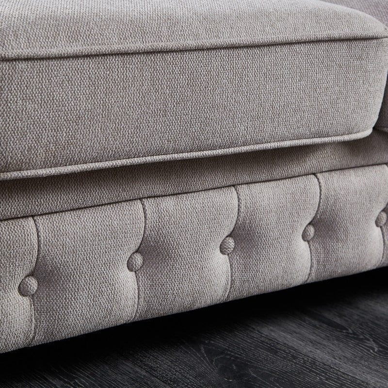 Divano Chesterfield in tessuto di lino