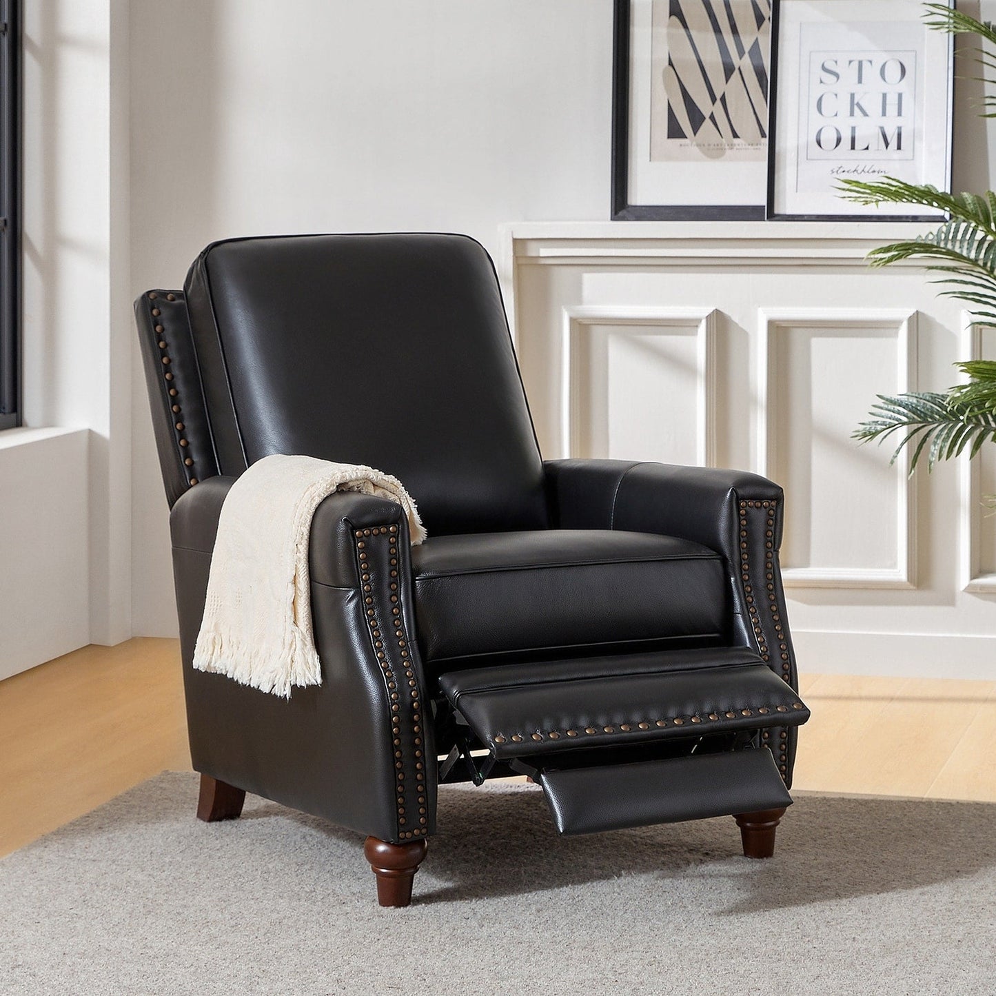 Poltrona reclinabile moderna in vera pelle con finiture a borchie in stile Cigar di HULALA HOME