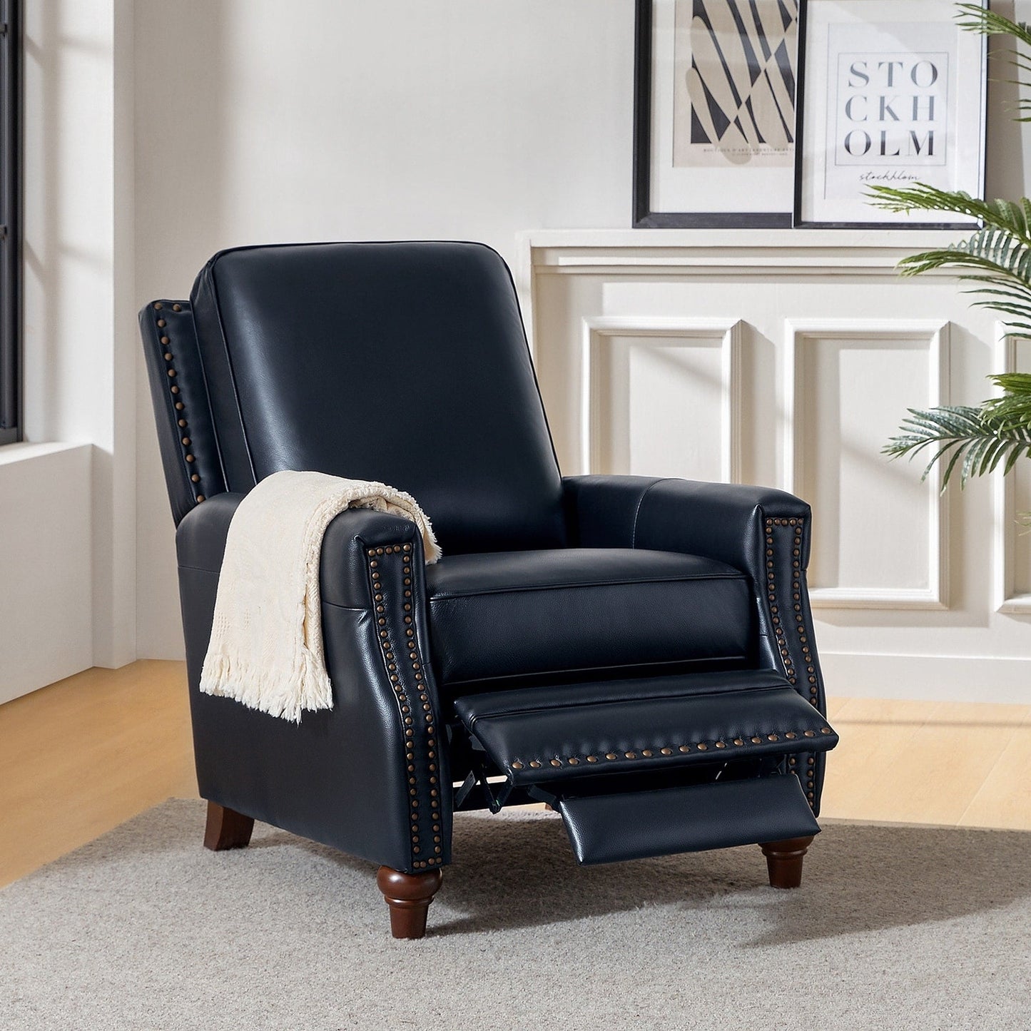 Poltrona reclinabile moderna in vera pelle con finiture a borchie in stile Cigar di HULALA HOME