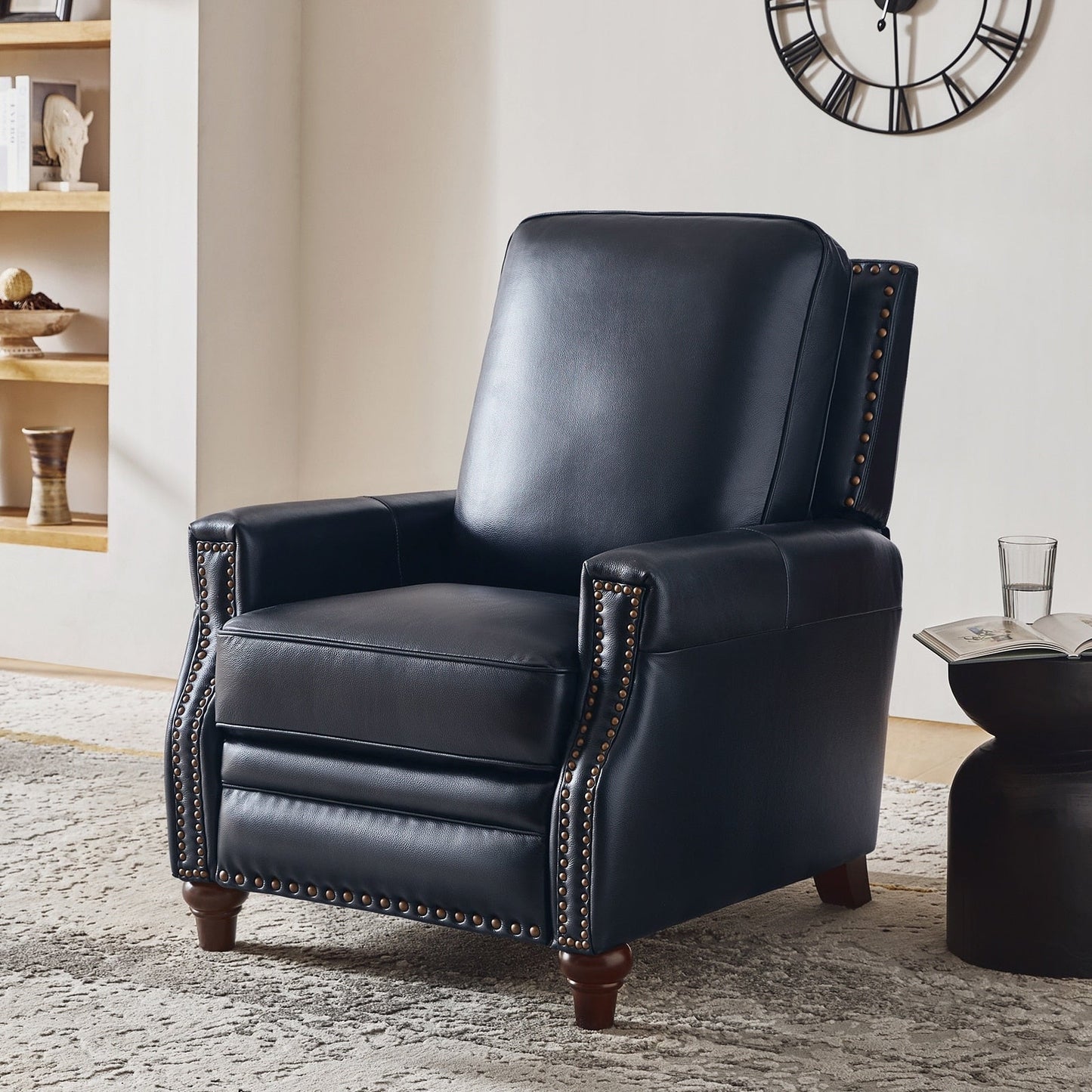 Poltrona reclinabile moderna in vera pelle con finiture a borchie in stile Cigar di HULALA HOME