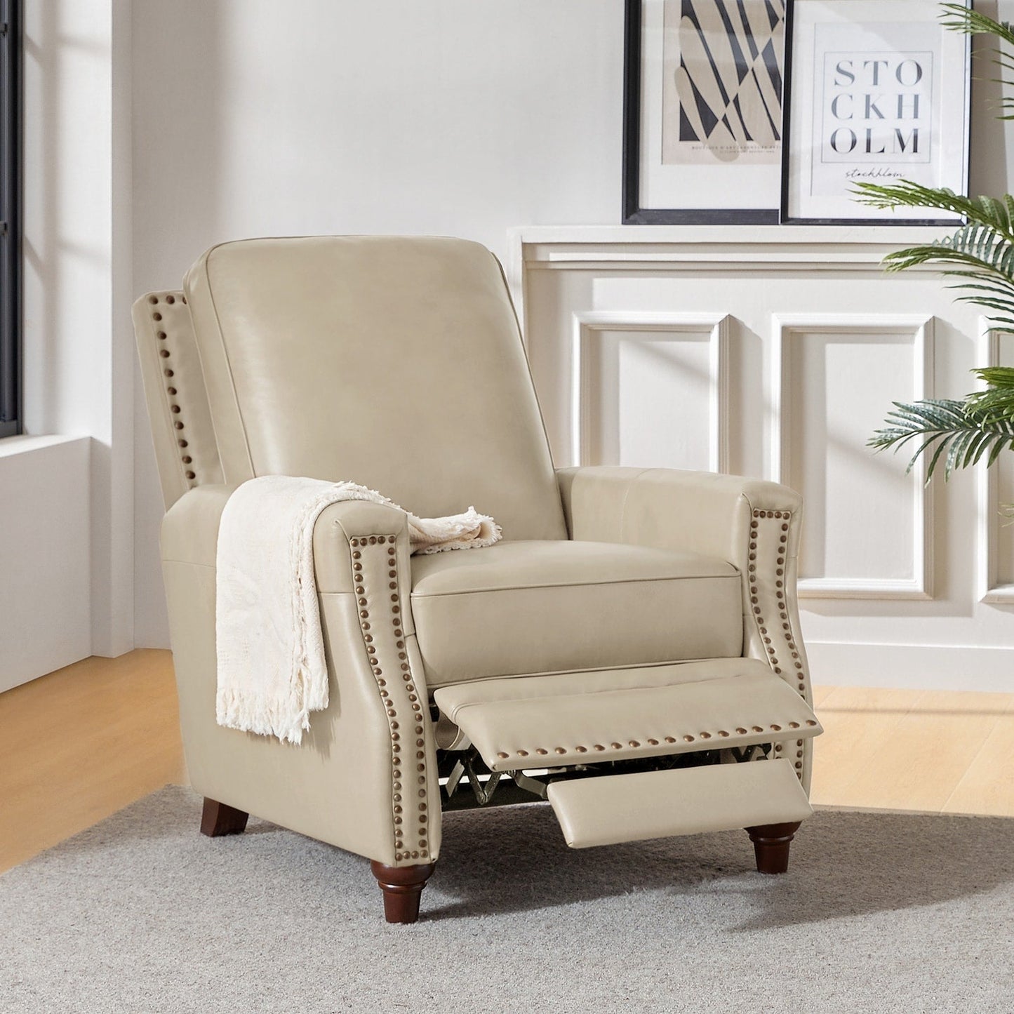 Poltrona reclinabile moderna in vera pelle con finiture a borchie in stile Cigar di HULALA HOME