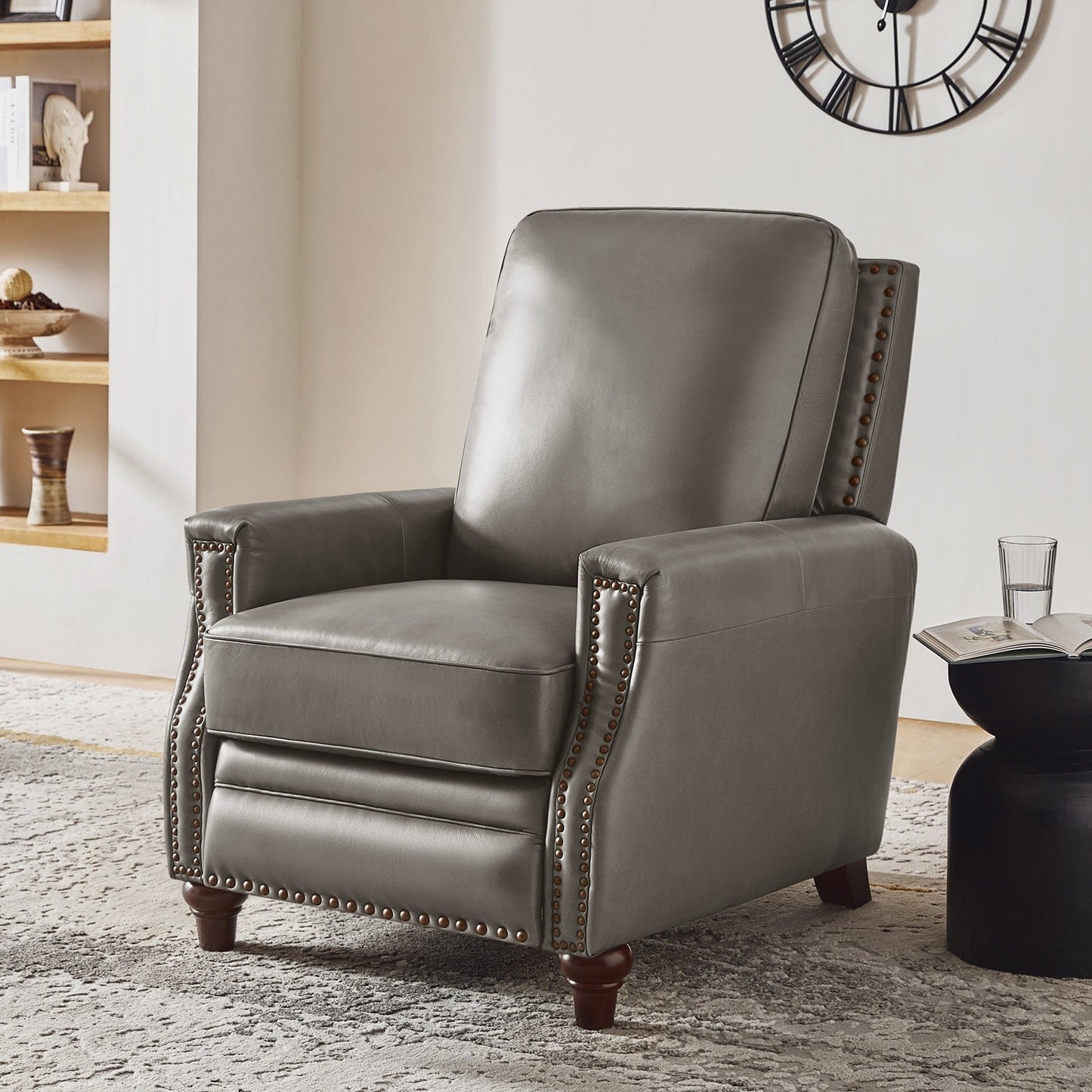 Poltrona reclinabile moderna in vera pelle con finiture a borchie in stile Cigar di HULALA HOME