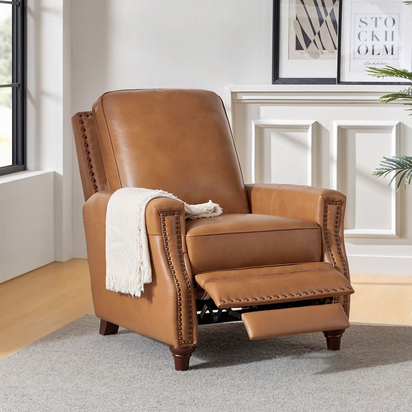 Poltrona reclinabile moderna in vera pelle con finiture a borchie in stile Cigar di HULALA HOME