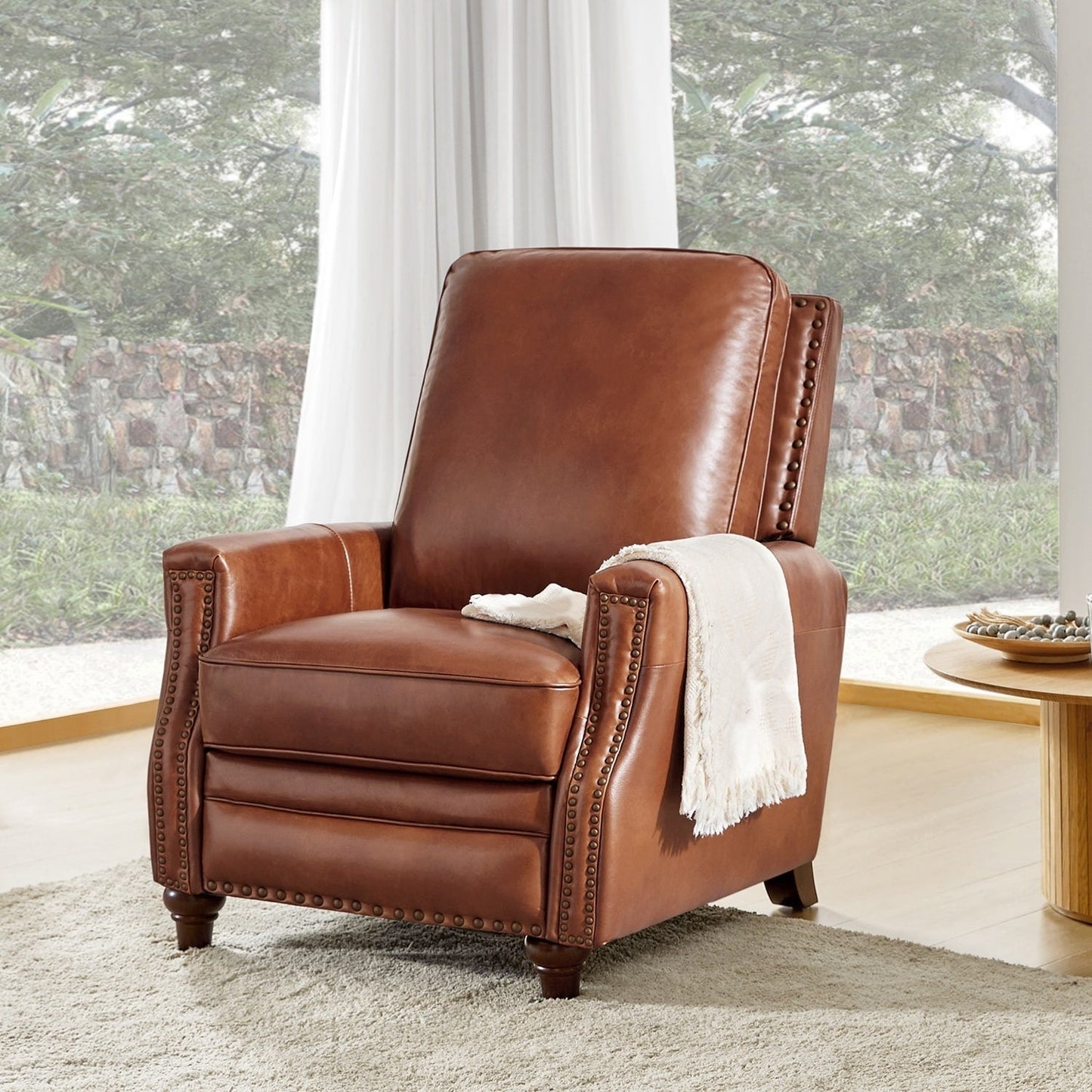 Poltrona reclinabile moderna in vera pelle con finiture a borchie in stile Cigar di HULALA HOME