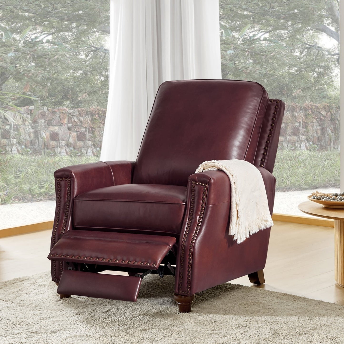 Poltrona reclinabile moderna in vera pelle con finiture a borchie in stile Cigar di HULALA HOME