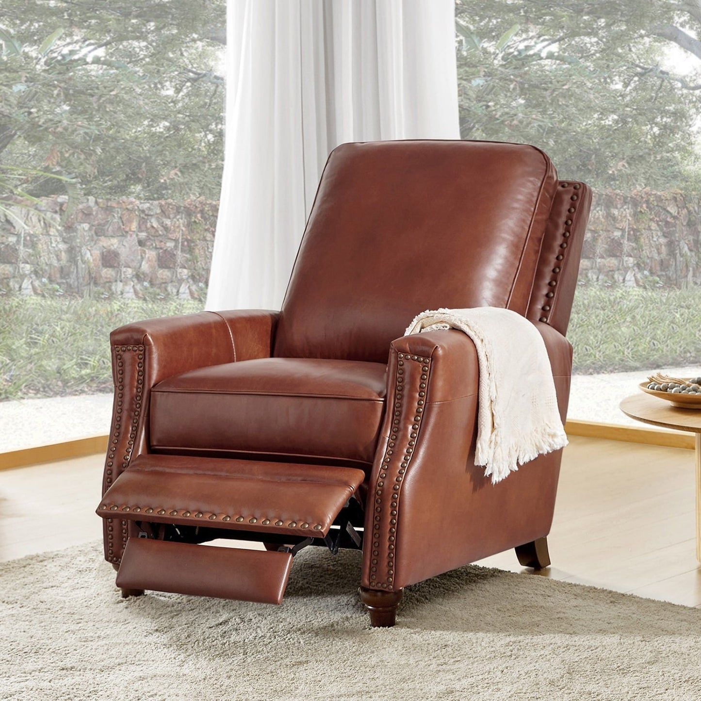 Poltrona reclinabile moderna in vera pelle con finiture a borchie in stile Cigar di HULALA HOME