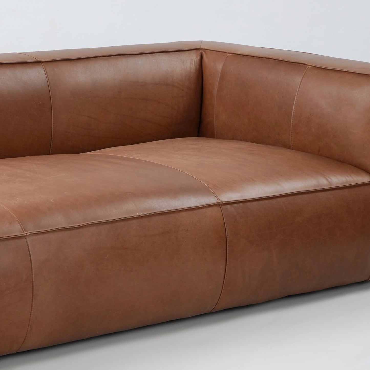 Divano moderno in vera pelle per soggiorno UR Livingroom, interamente in pelle anilina, dimensioni: 100 x 43 x 26,25 cm.