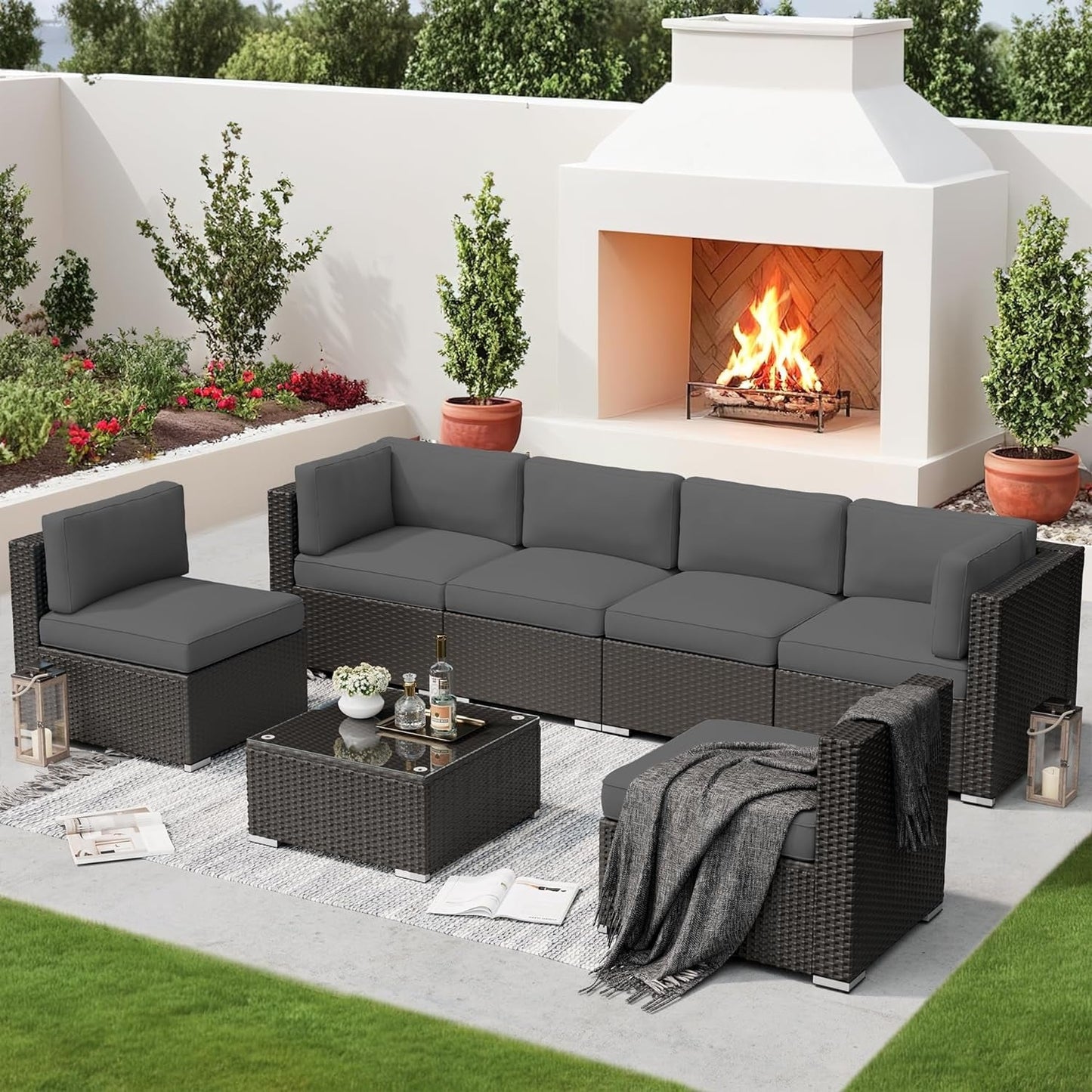 Set da conversazione con divano componibile imbottito in vimini e rattan nero da 7 pezzi per esterni di Havenside Home
