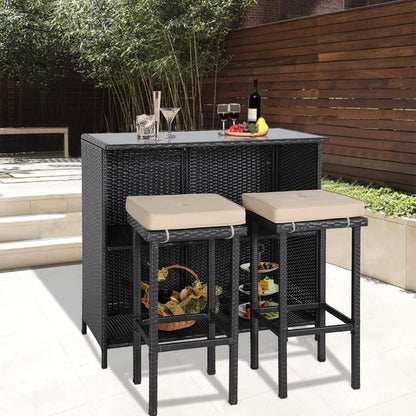 Set da bar per esterni in vimini da 3 pezzi, 2 sgabelli da bar e 1 tavolo con piano in vetro e ripiani portaoggetti