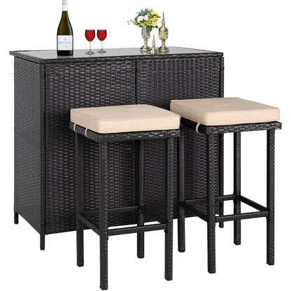 Set da bar per esterni in vimini da 3 pezzi, 2 sgabelli da bar e 1 tavolo con piano in vetro e ripiani portaoggetti
