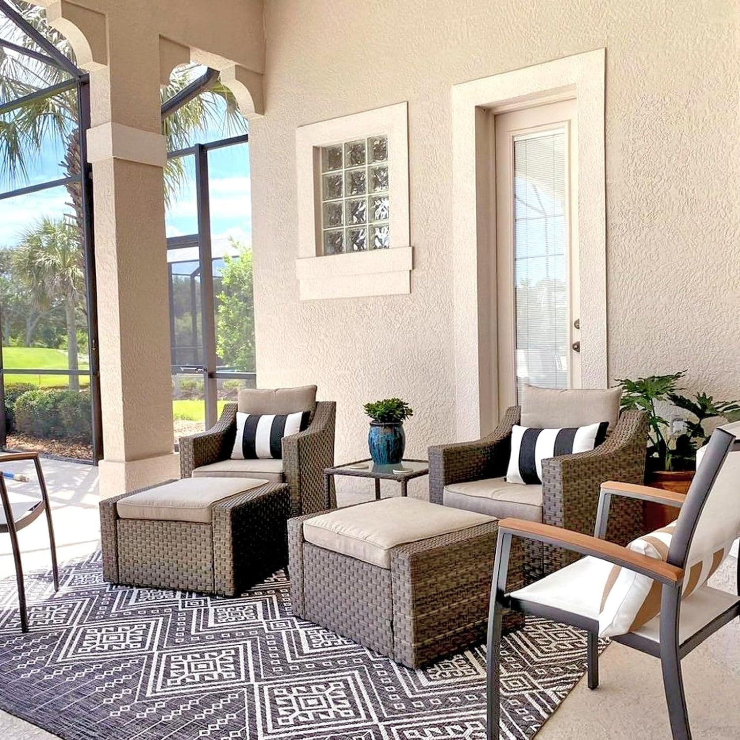 Set da conversazione con poltrona e pouf in vimini per patio da esterno, 5 pezzi