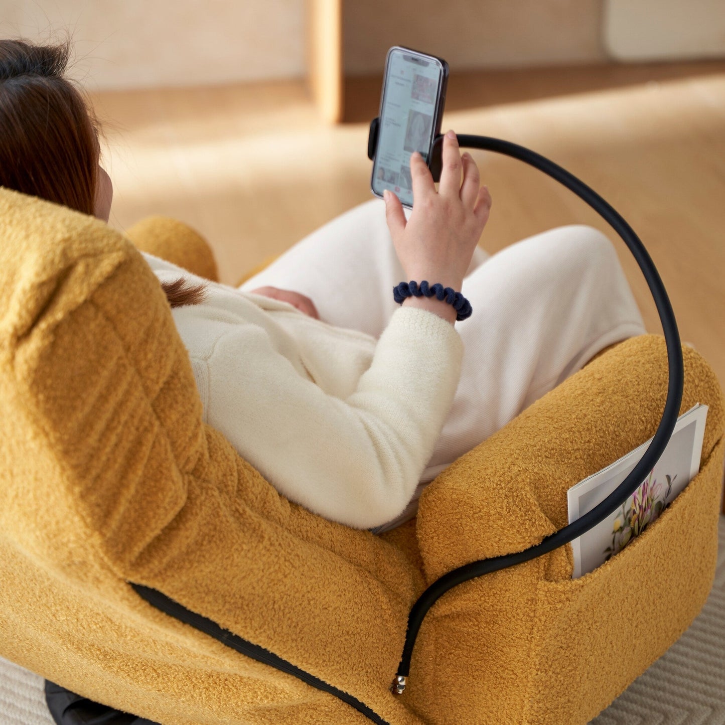 Poltrona reclinabile manuale imbottita girevole a 360° con supporto per cellulare, poggiatesta e schienale regolabili