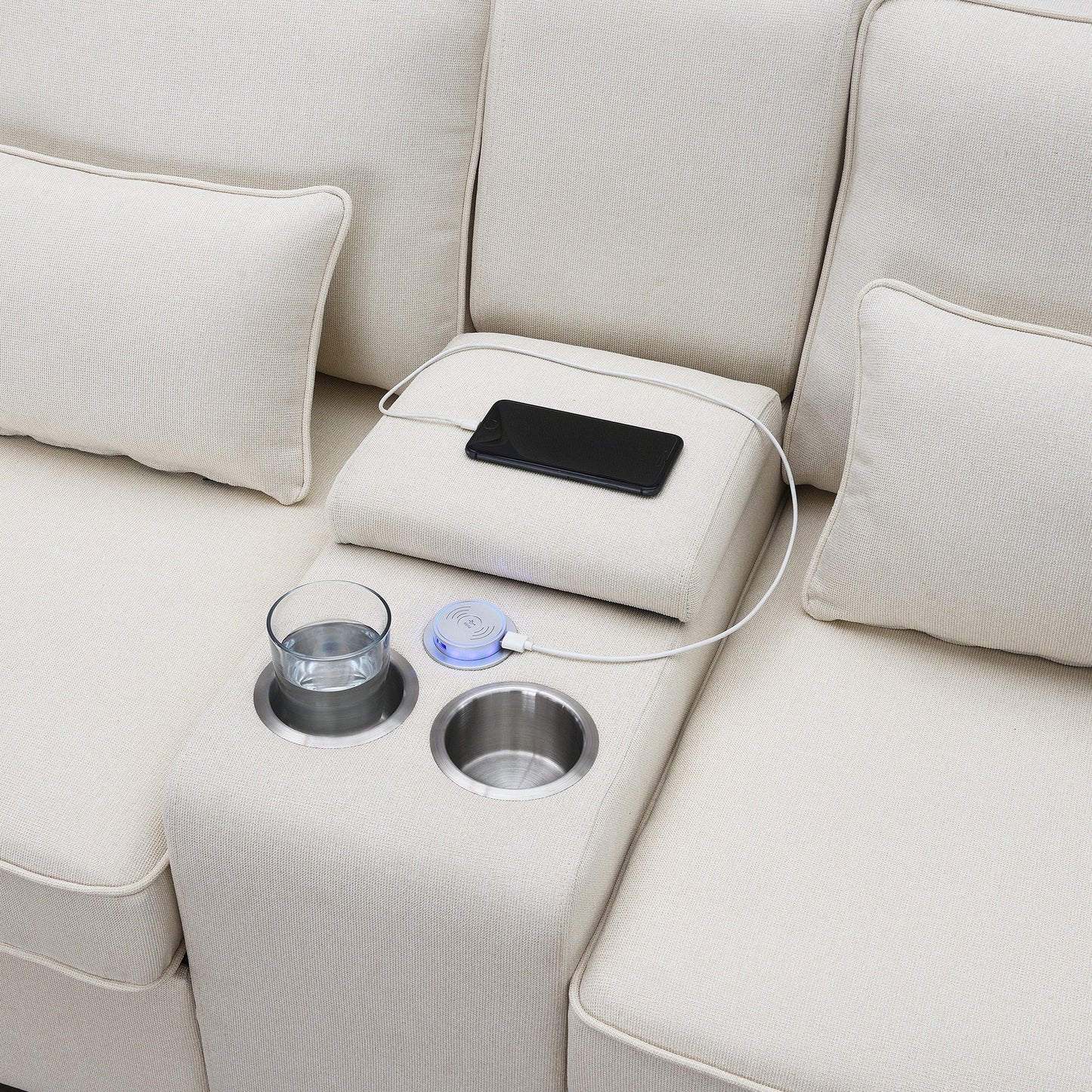 Divano imbottito con consolle, 2 portabicchieri e 2 porte USB con ricarica cablata o wireless, divani in tessuto di lino con 4 cuscini