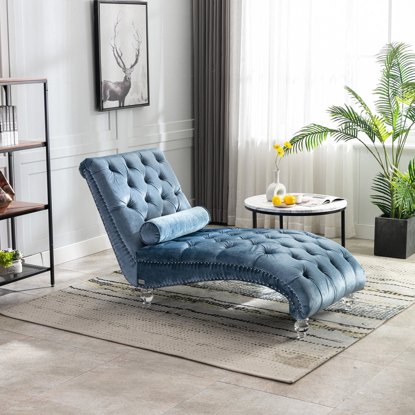 Poltrona reclinabile ergonomica a forma di S con cuscino, finiture con borchie e gambe in acrilico per uso interno.