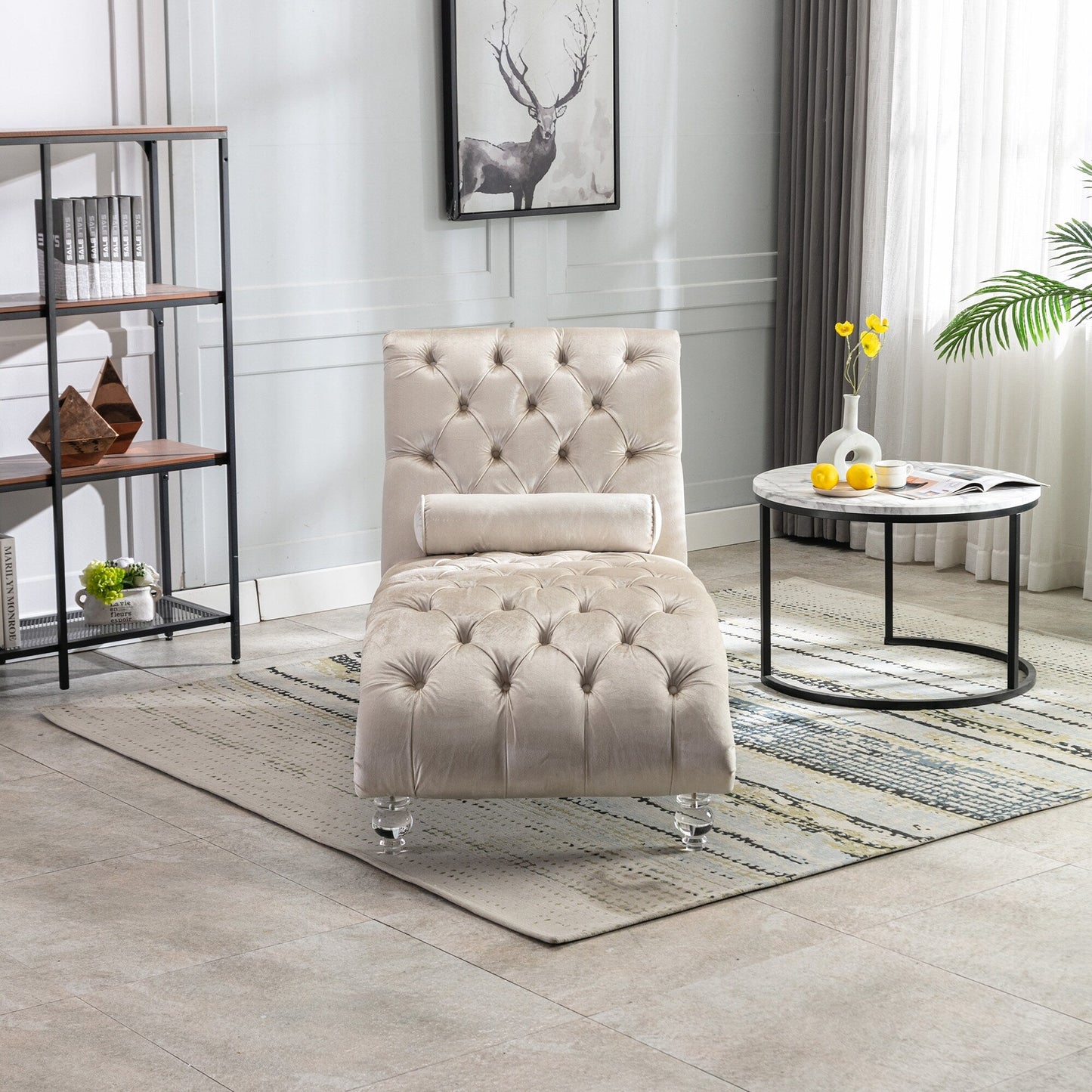 Poltrona reclinabile ergonomica a forma di S con cuscino, finiture con borchie e gambe in acrilico per uso interno.