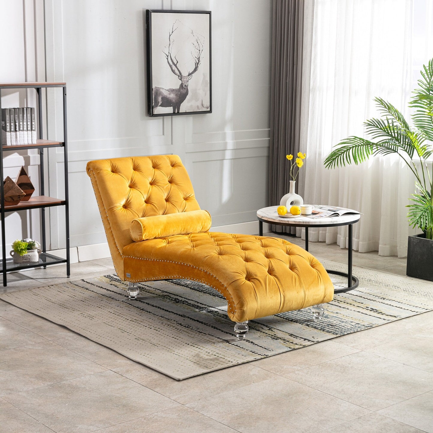 Poltrona reclinabile ergonomica a forma di S con cuscino, finiture con borchie e gambe in acrilico per uso interno.
