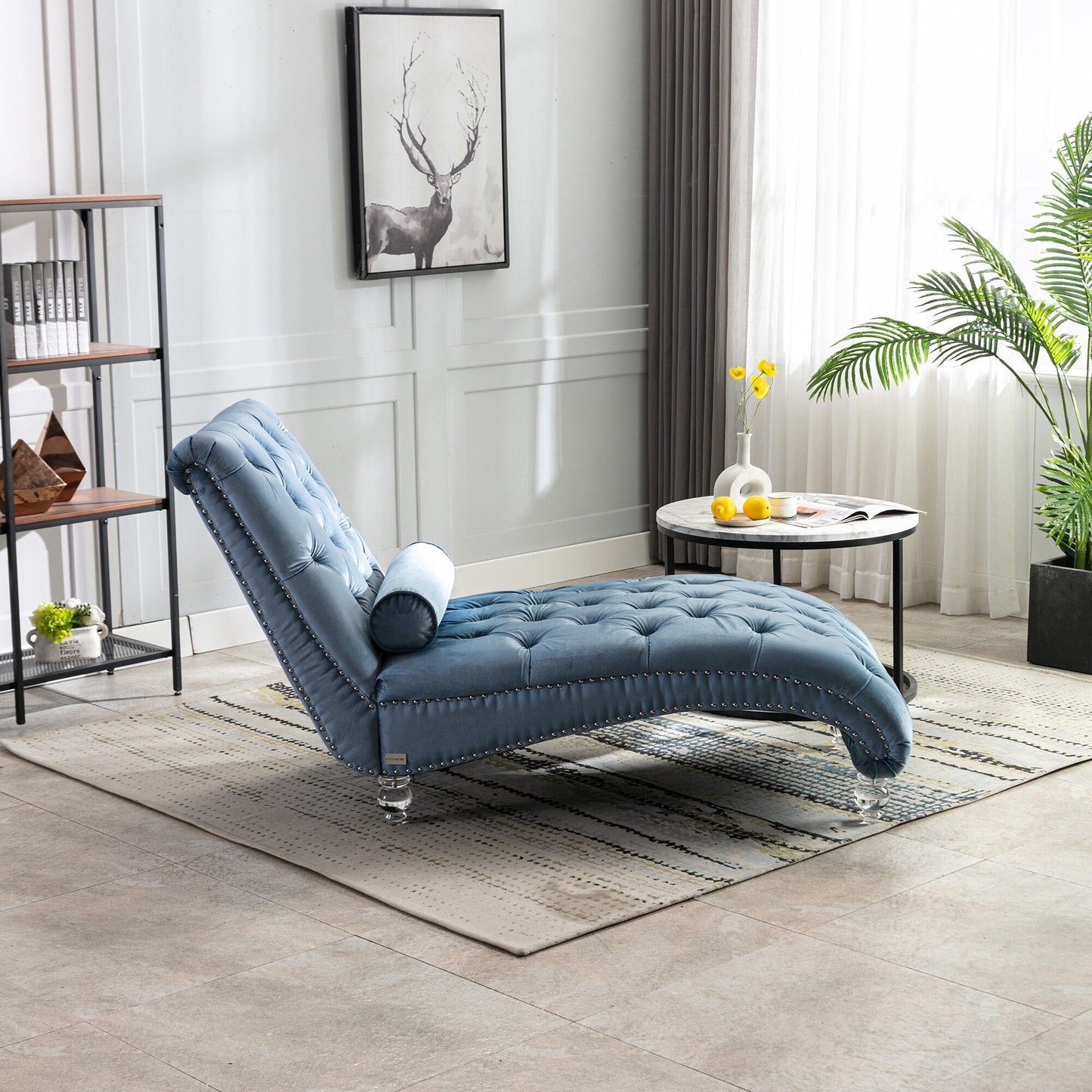 Poltrona reclinabile ergonomica a forma di S con cuscino, finiture con borchie e gambe in acrilico per uso interno.