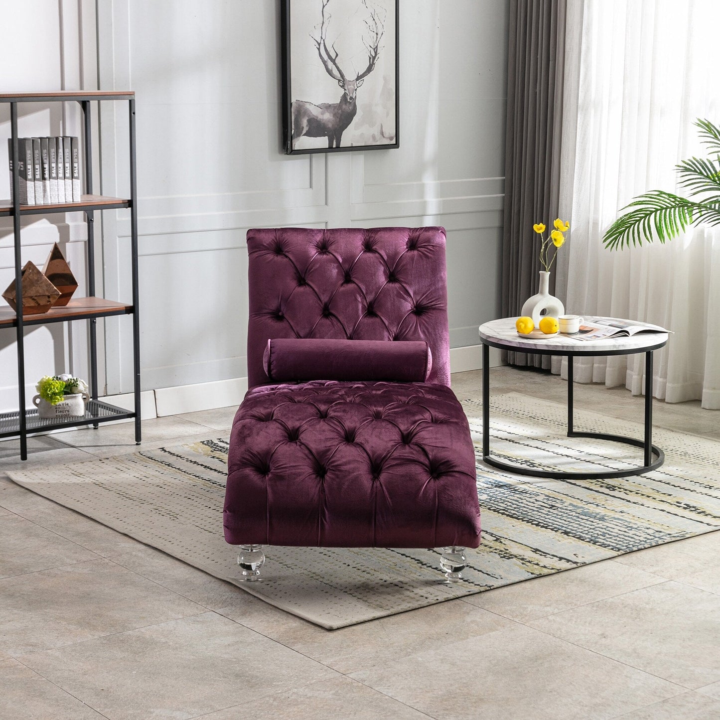Poltrona reclinabile ergonomica a forma di S con cuscino, finiture con borchie e gambe in acrilico per uso interno.