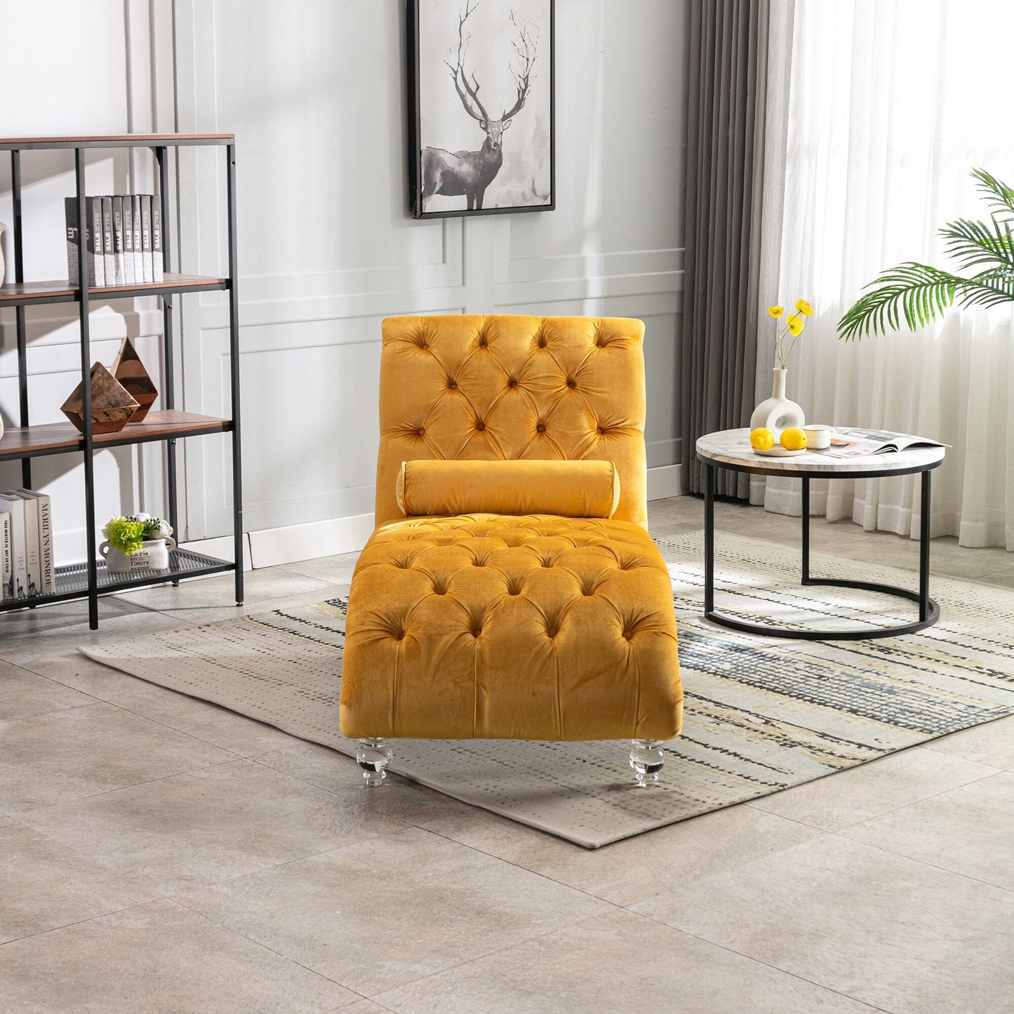 Poltrona reclinabile ergonomica a forma di S con cuscino, finiture con borchie e gambe in acrilico per uso interno.