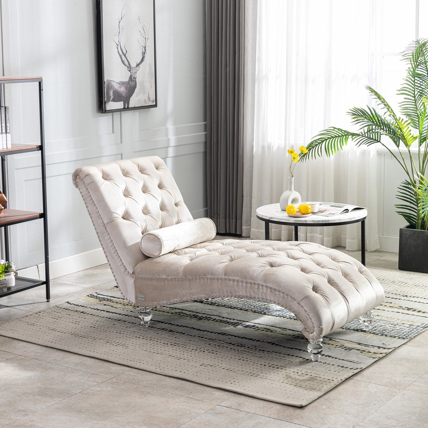 Poltrona reclinabile ergonomica a forma di S con cuscino, finiture con borchie e gambe in acrilico per uso interno.