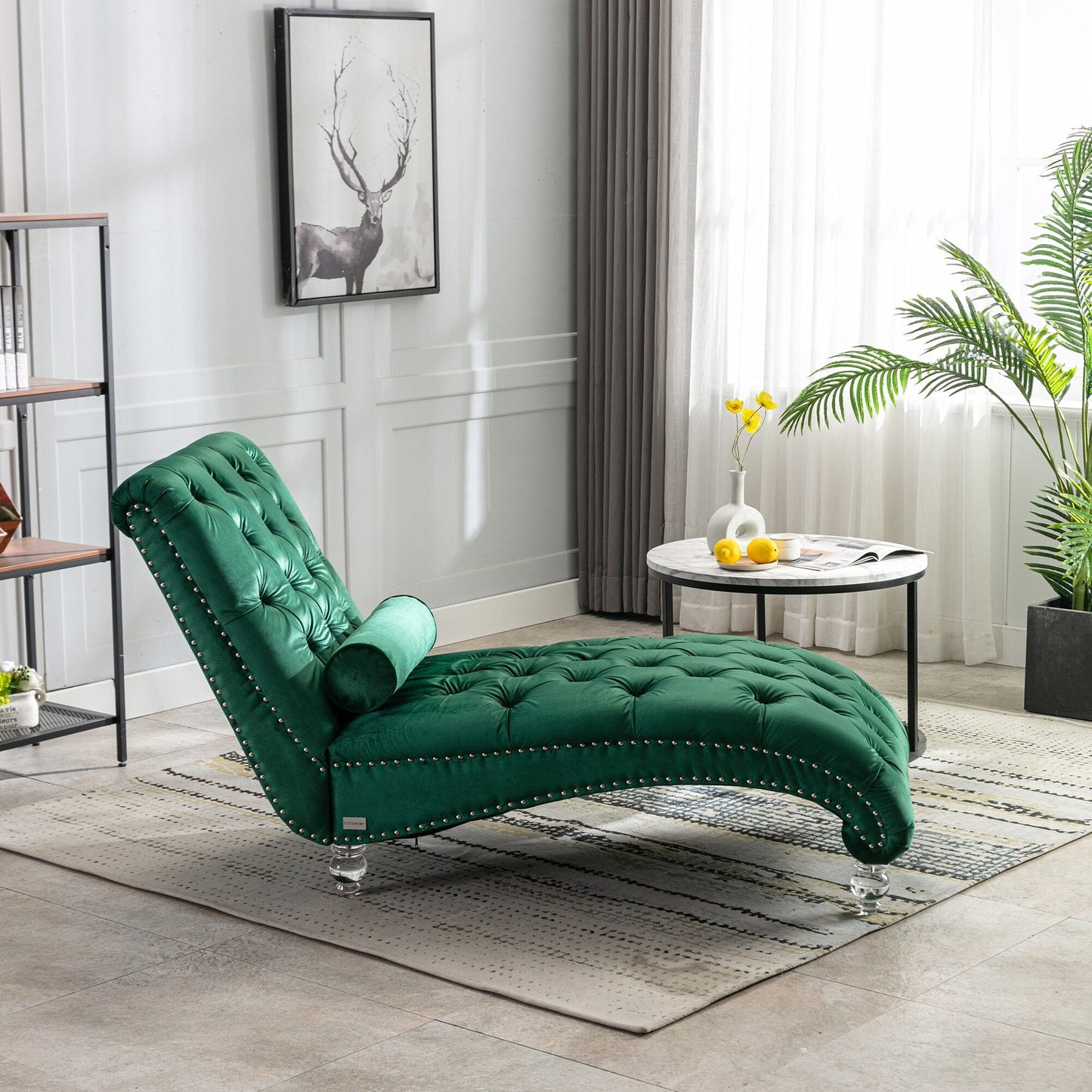 Poltrona reclinabile ergonomica a forma di S con cuscino, finiture con borchie e gambe in acrilico per uso interno.