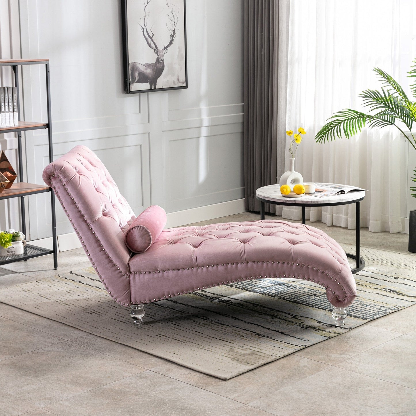 Poltrona reclinabile ergonomica a forma di S con cuscino, finiture con borchie e gambe in acrilico per uso interno.