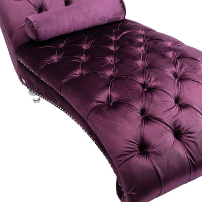 Poltrona reclinabile ergonomica a forma di S con cuscino, finiture con borchie e gambe in acrilico per uso interno.