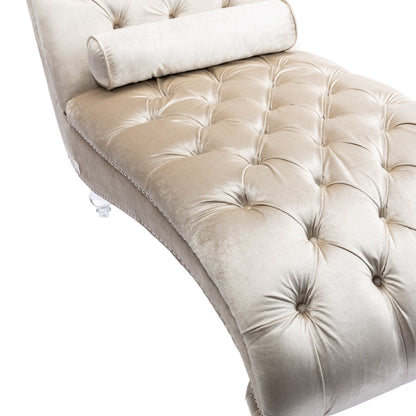Poltrona reclinabile ergonomica a forma di S con cuscino, finiture con borchie e gambe in acrilico per uso interno.
