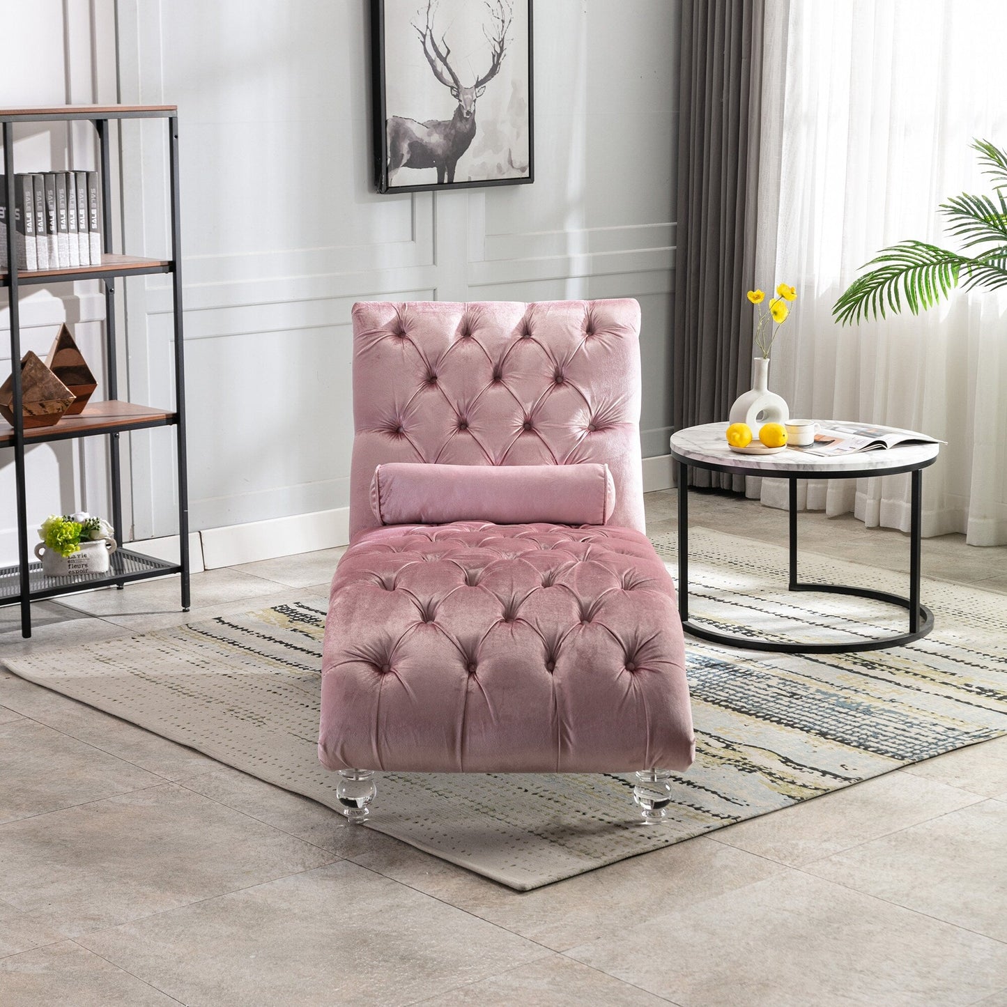 Poltrona reclinabile ergonomica a forma di S con cuscino, finiture con borchie e gambe in acrilico per uso interno.