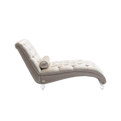 Poltrona reclinabile ergonomica a forma di S con cuscino, finiture con borchie e gambe in acrilico per uso interno.