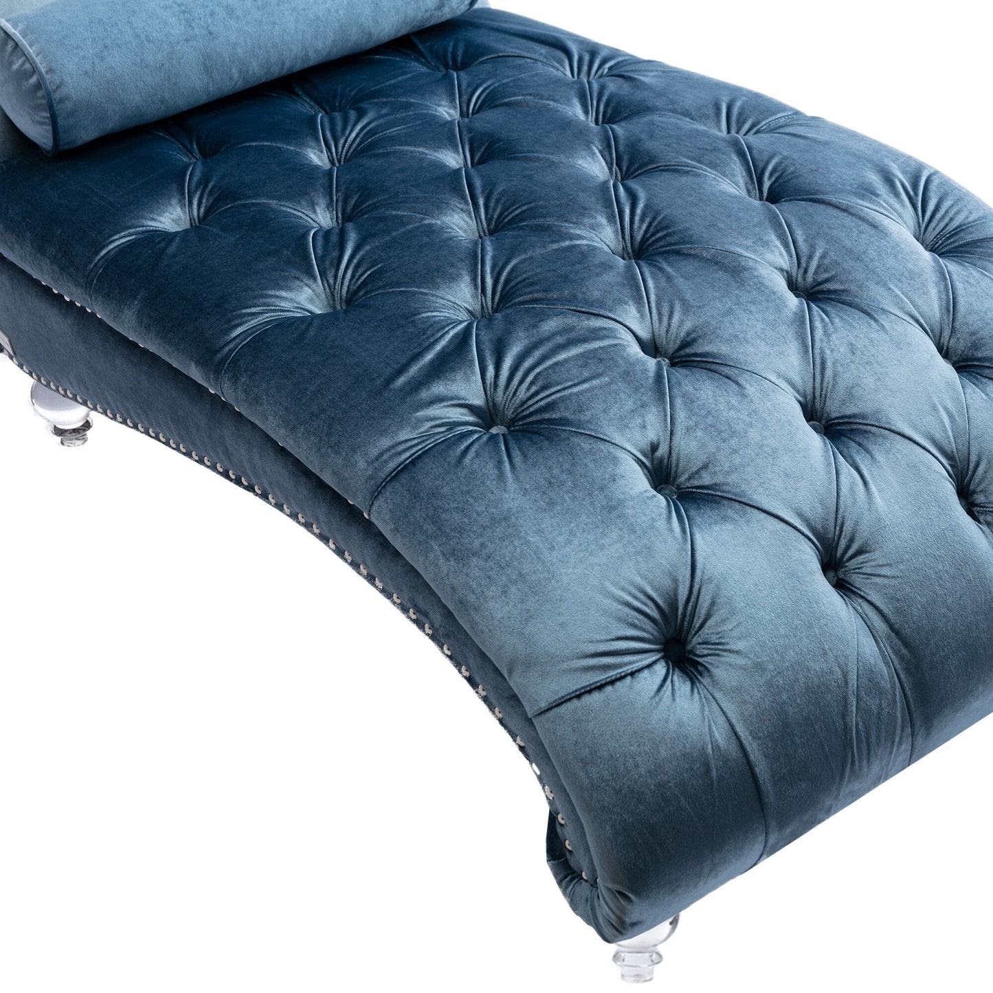 Poltrona reclinabile ergonomica a forma di S con cuscino, finiture con borchie e gambe in acrilico per uso interno.