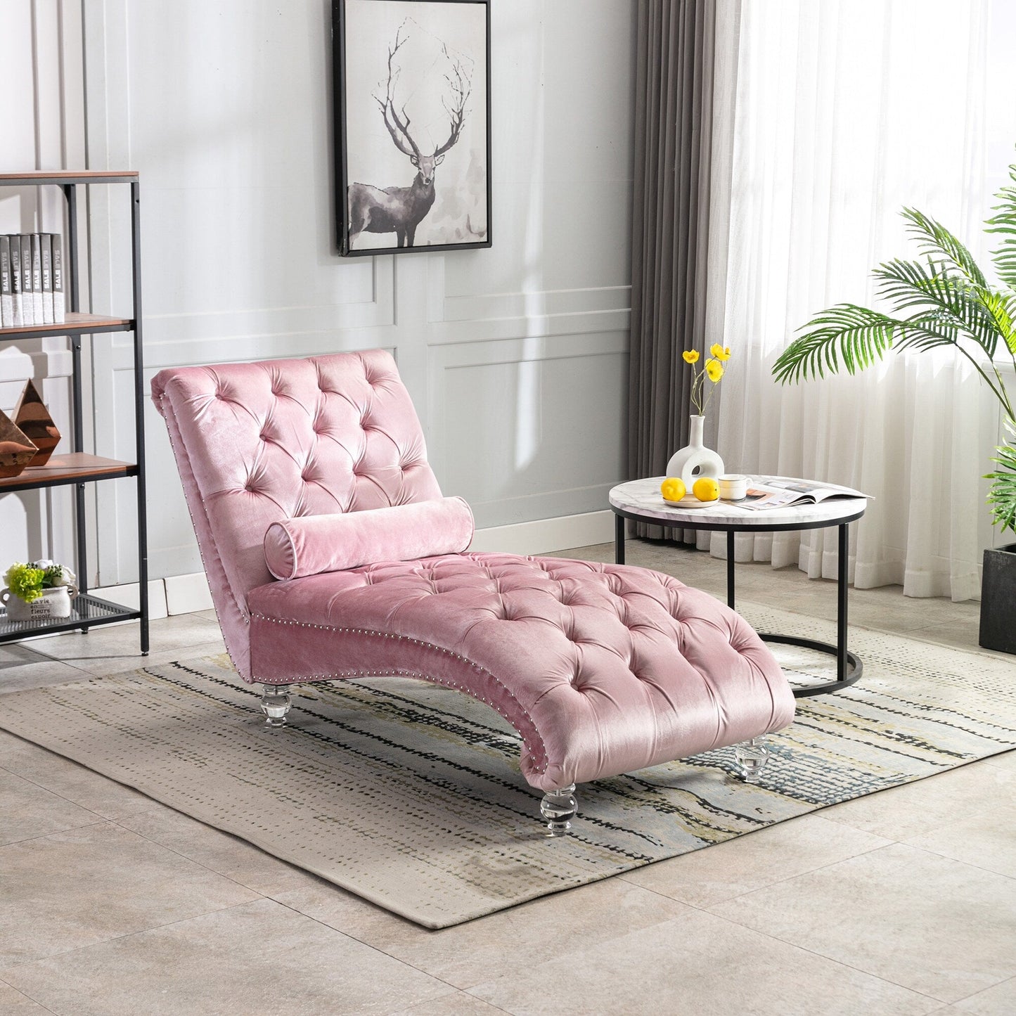 Poltrona reclinabile ergonomica a forma di S con cuscino, finiture con borchie e gambe in acrilico per uso interno.