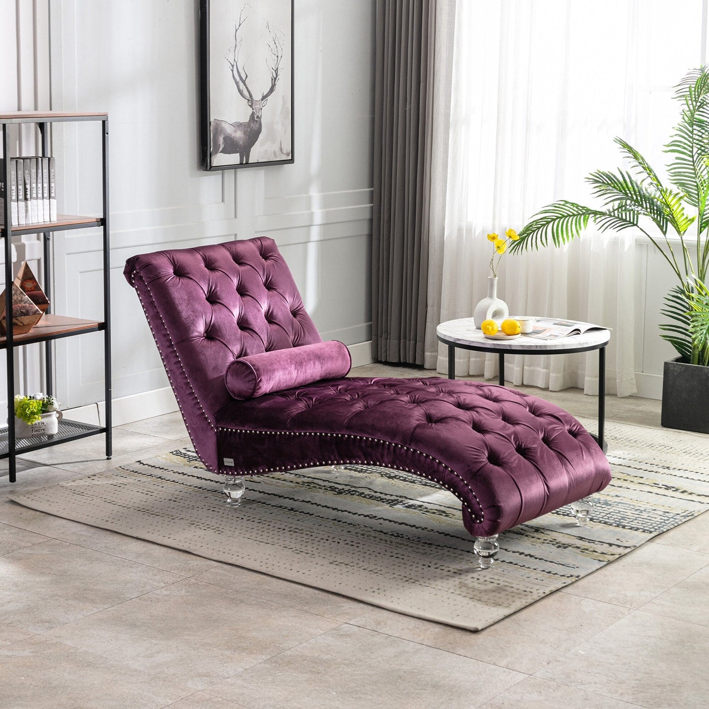 Poltrona reclinabile ergonomica a forma di S con cuscino, finiture con borchie e gambe in acrilico per uso interno.