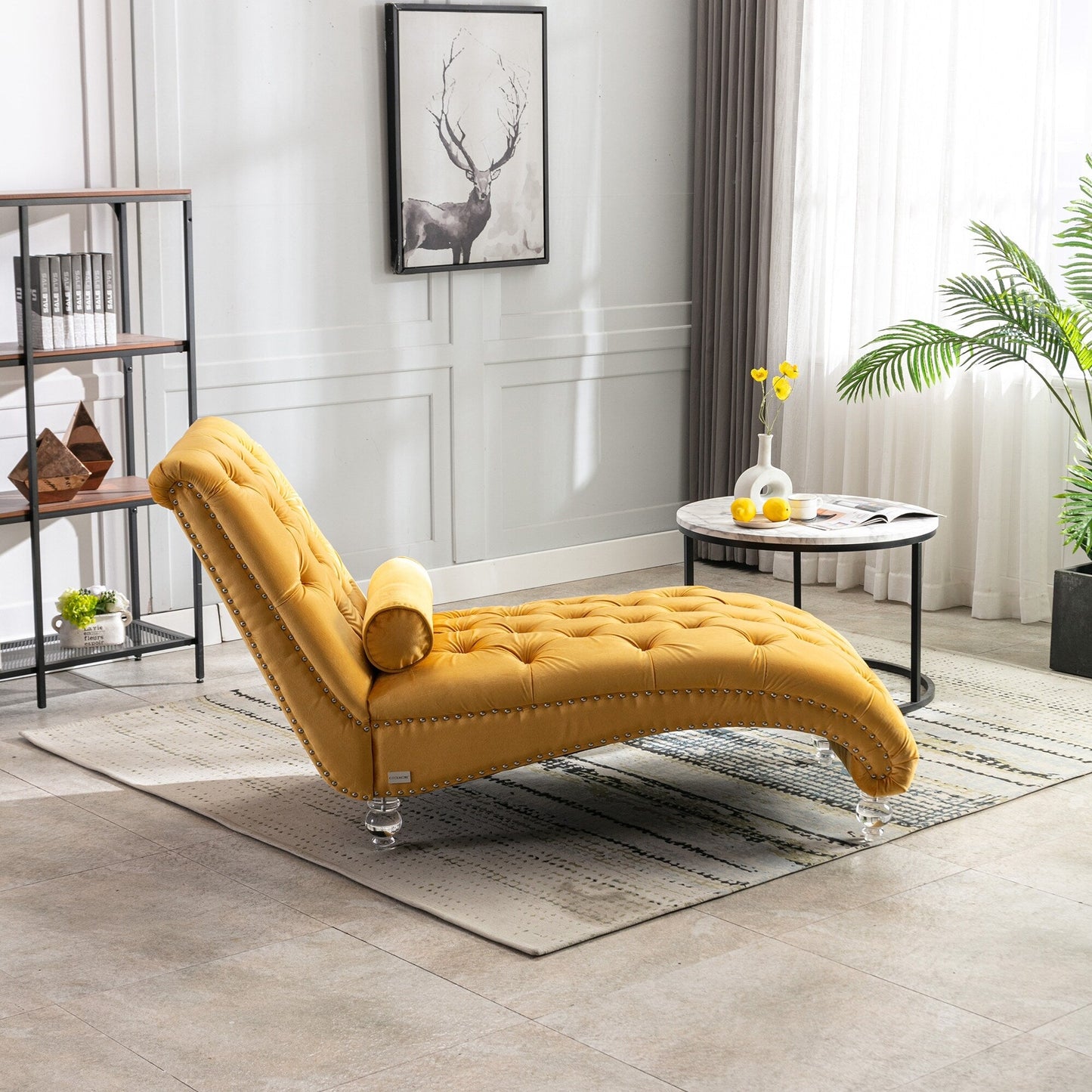 Poltrona reclinabile ergonomica a forma di S con cuscino, finiture con borchie e gambe in acrilico per uso interno.
