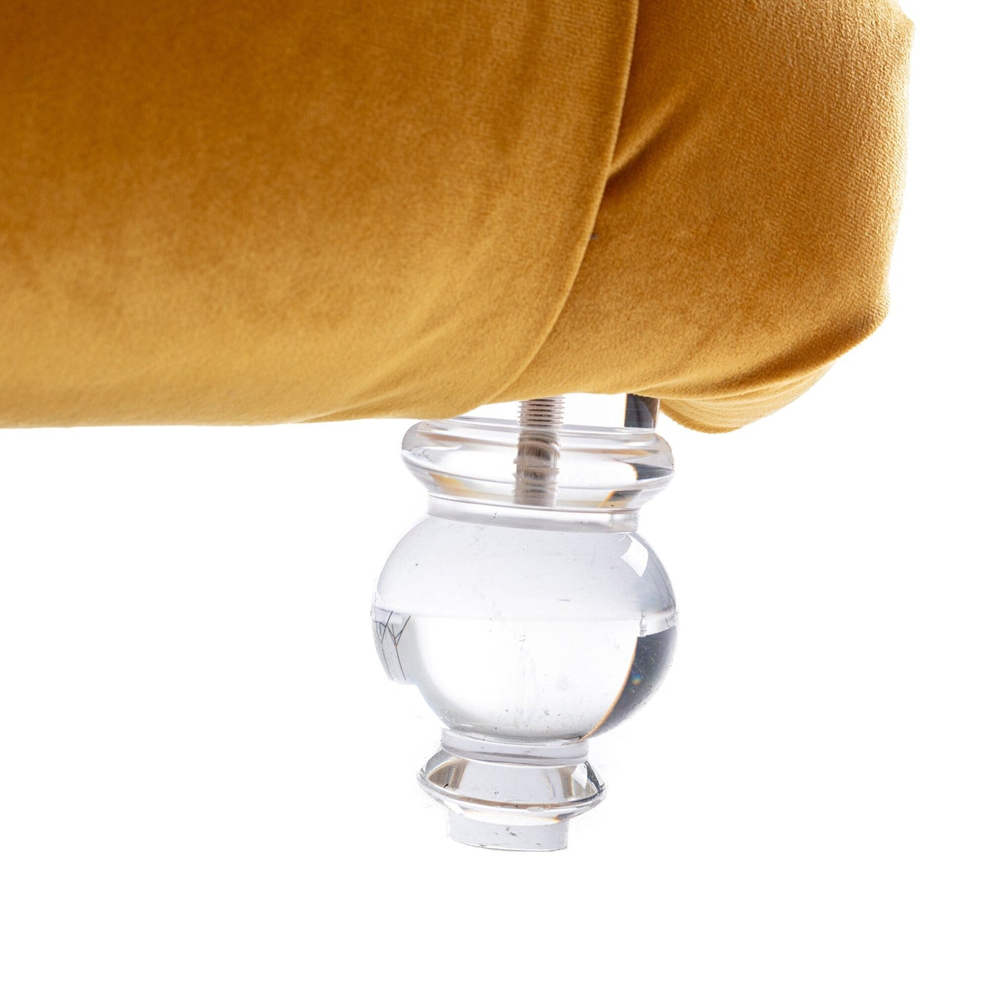 Poltrona reclinabile ergonomica a forma di S con cuscino, finiture con borchie e gambe in acrilico per uso interno.