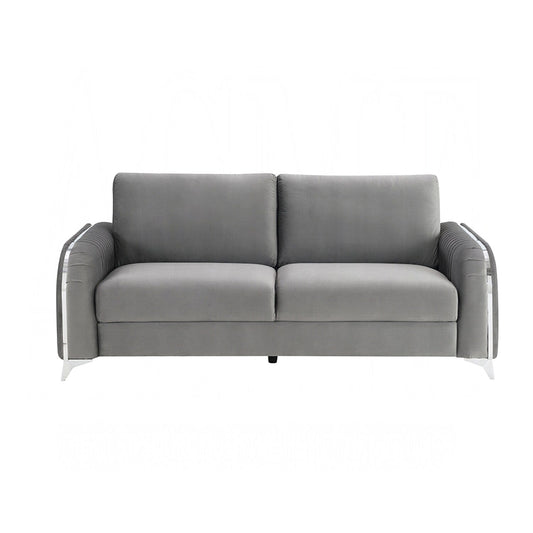 Divano rivestito in velluto con gambe in metallo grigio