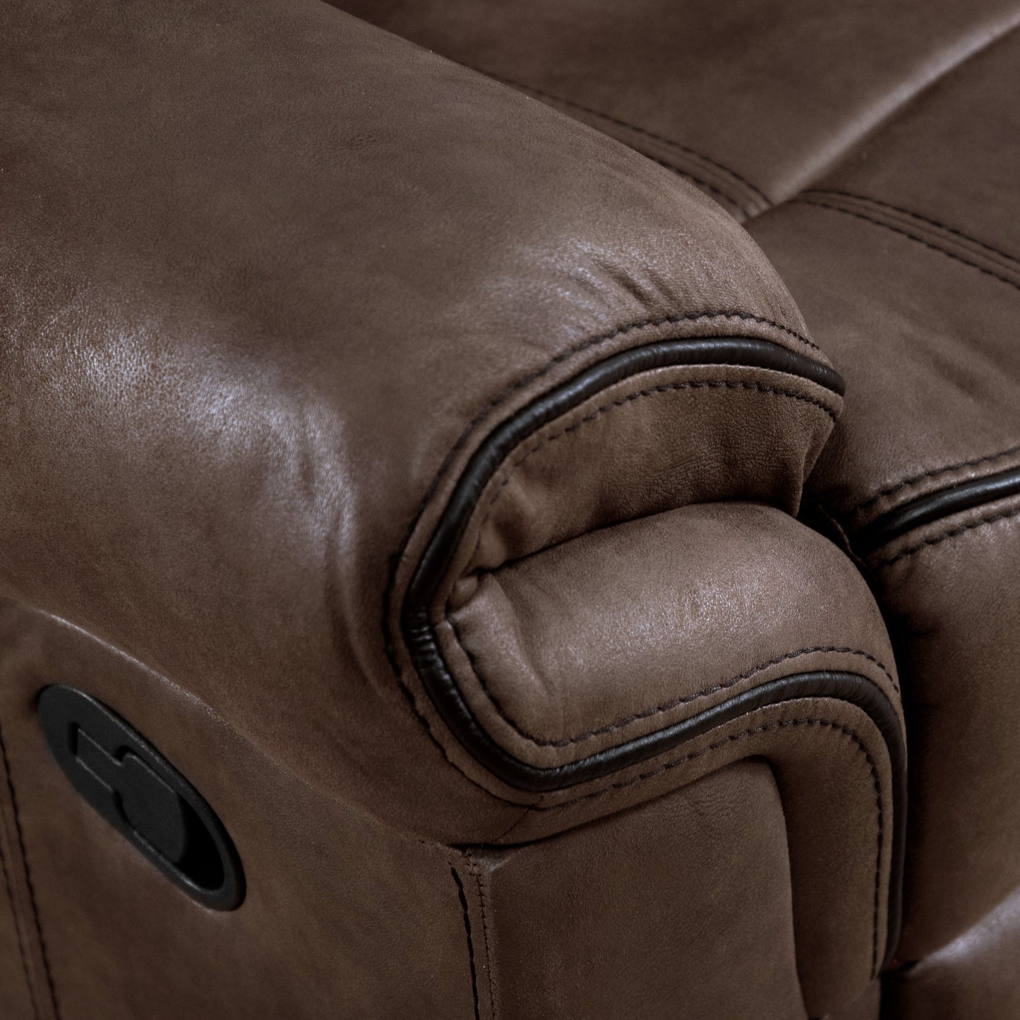 Divano reclinabile manuale Verne Brown in microsuede con portabicchieri ribaltabili