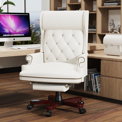 Poltrona girevole ergonomica da ufficio in similpelle bianca con poggiapiedi, schienale con bottoni trapuntati e decorazione con borchie