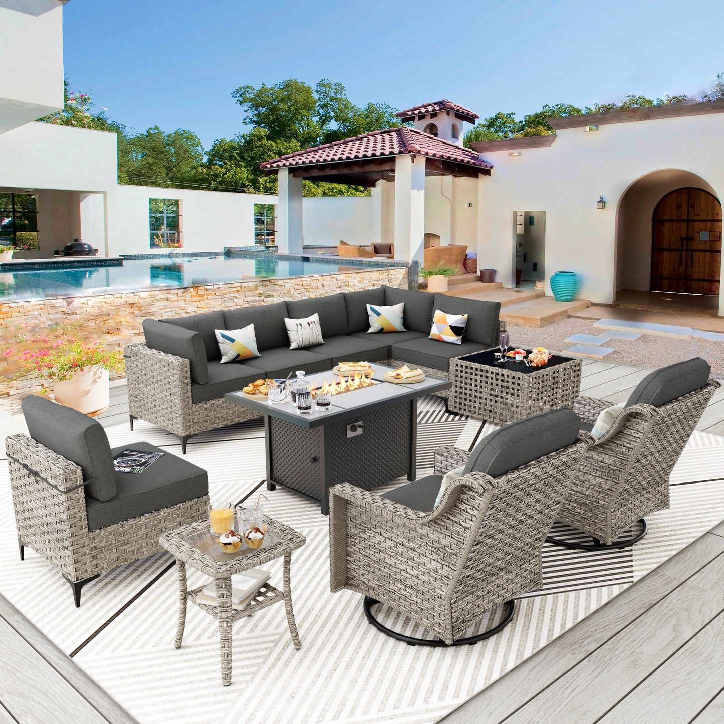 Set di mobili da giardino in rattan e vimini XIZZI da 11 pezzi con tavolo con braciere